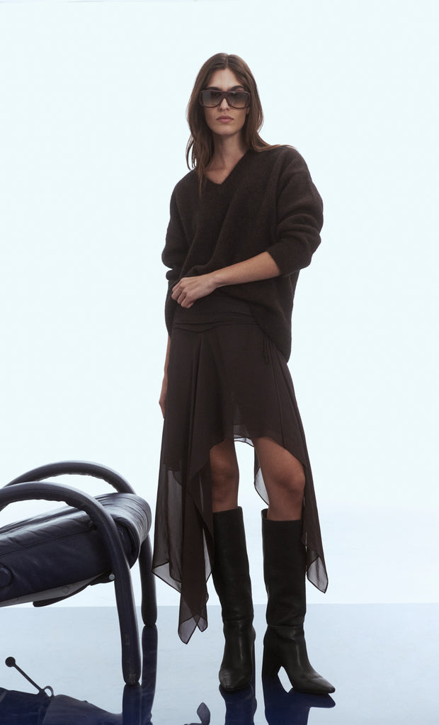 CAMPBELL V NECK JUMPER - CHOCOLATE