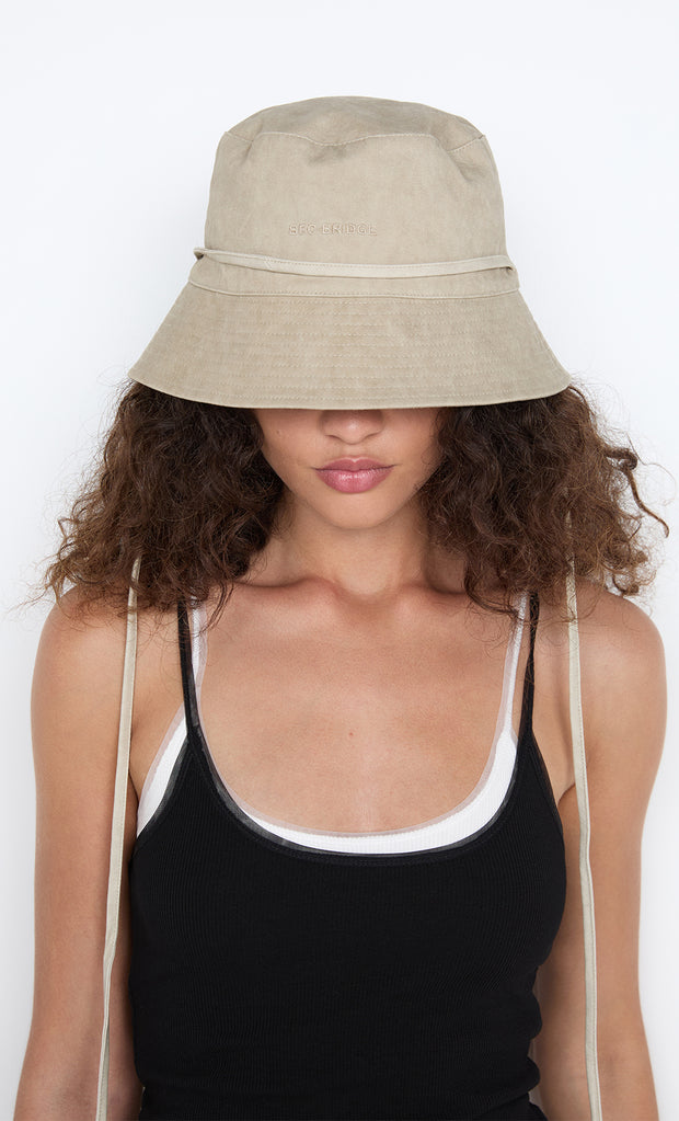 SIA BUCKET HAT - TAUPEE