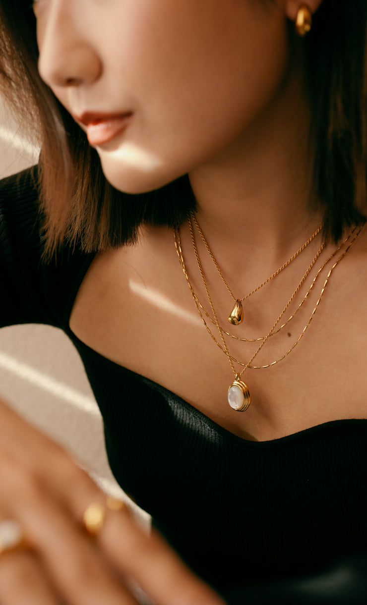 SAVI SCULPTURAL DROPLET PENDENT - GOLD
